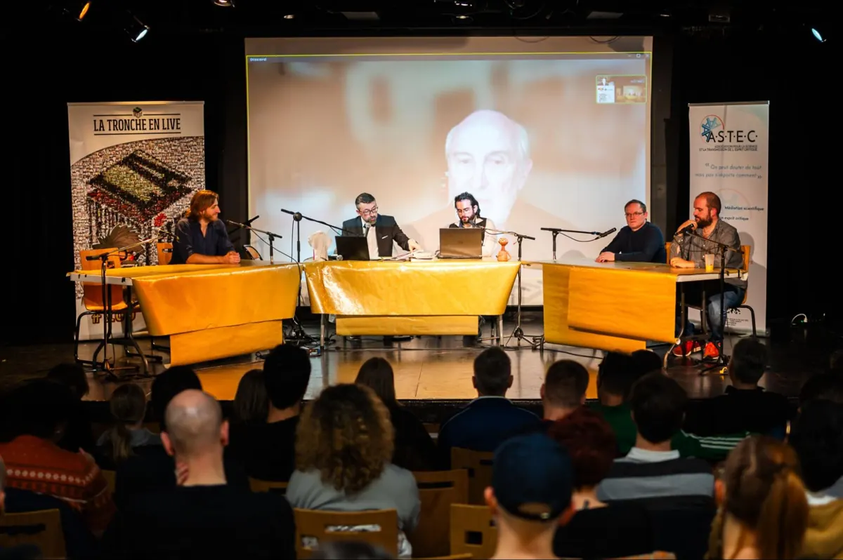 Des intervenants échangent avec le public lors de la Nuit Zététique.